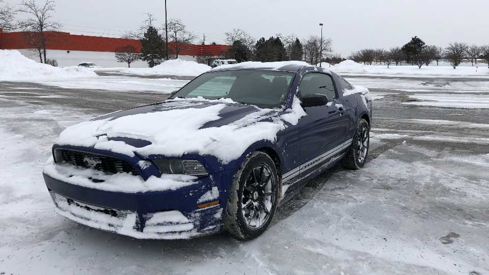 雪の中のの筆者の車