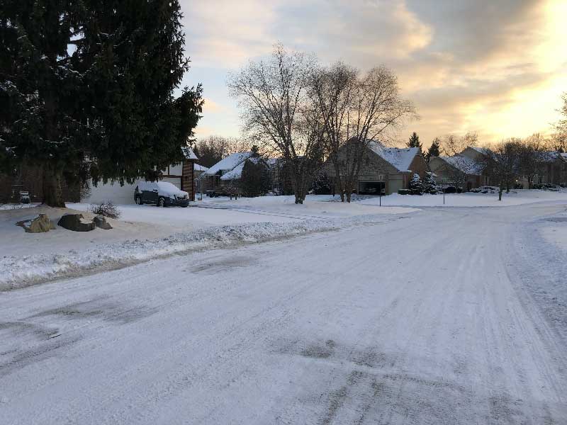2月の住宅街の写真　しっかり除雪されている