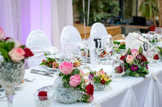 披露宴のテーブル、花が飾られている、これがFloral decorationのイメージ